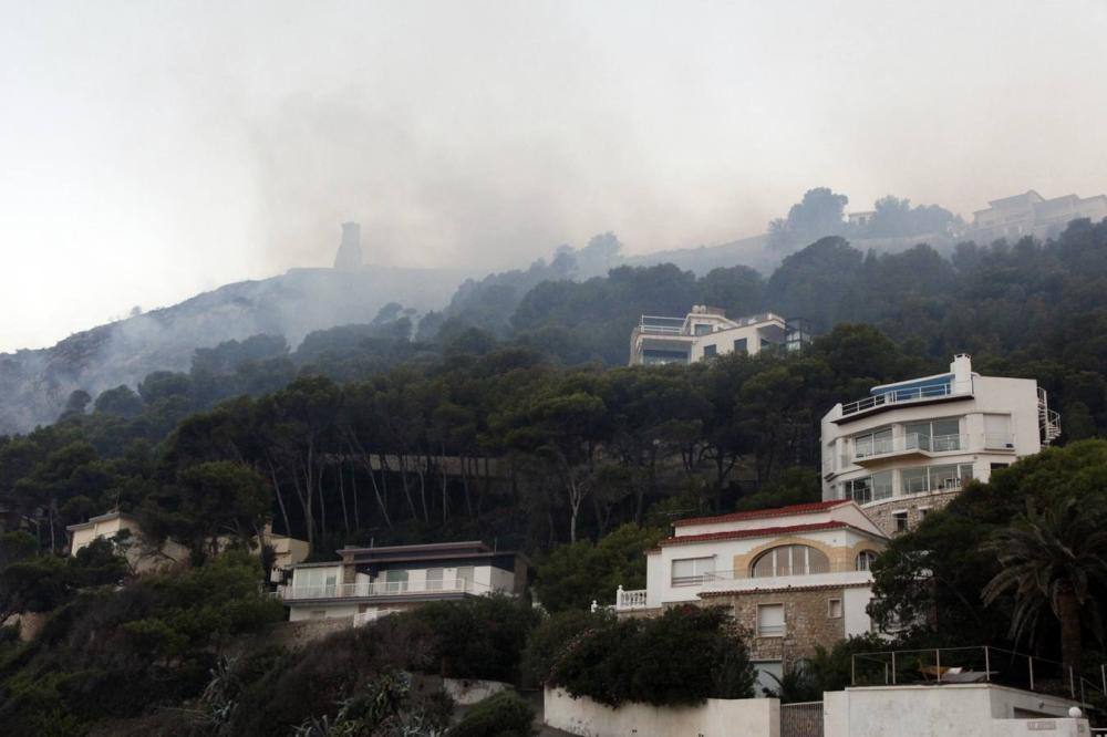 El rastro que ha dejado el incendio en el Montgó