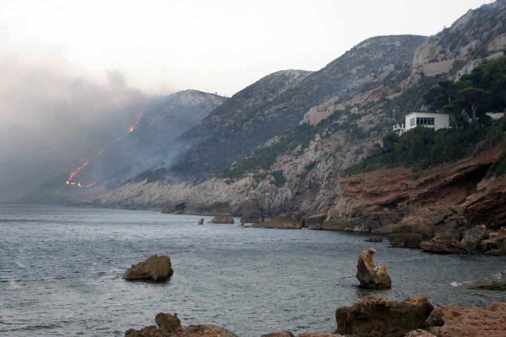 El rastro que ha dejado el incendio en el Montgó