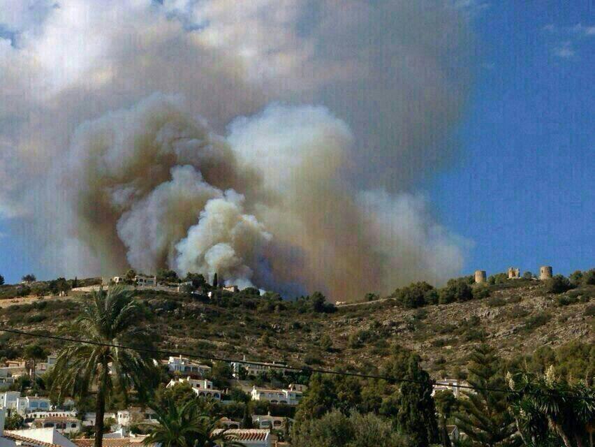 El rastro que ha dejado el incendio en el Montgó