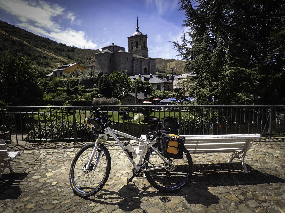 Dos vecinos de Molins viajan desde Italia a la Plaza del Obradoiro en bici