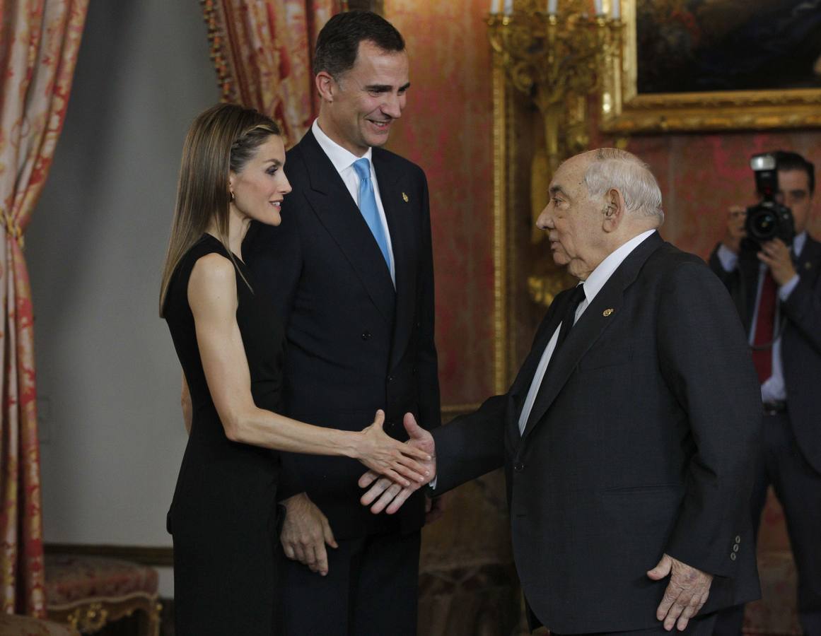 Los entonces Príncipes de Asturias saludan a Isidoro Álvarez, momentos antes de presidir la reunión anual de los patronatos de la Fundación Príncipe de Asturias, en 2014.