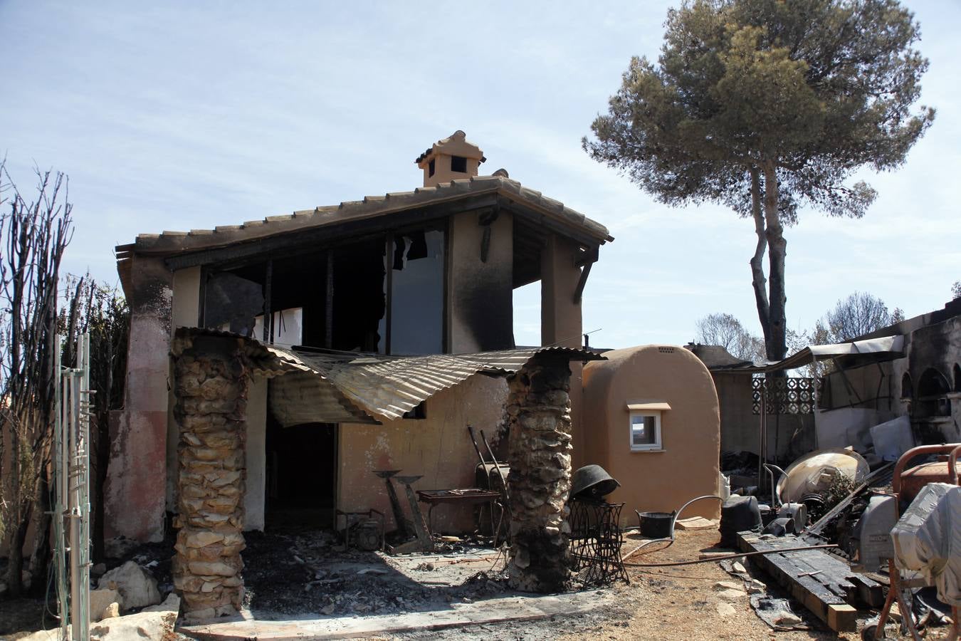 Tareas de limpieza tras el incendio forestal en el parque natural del Montgó