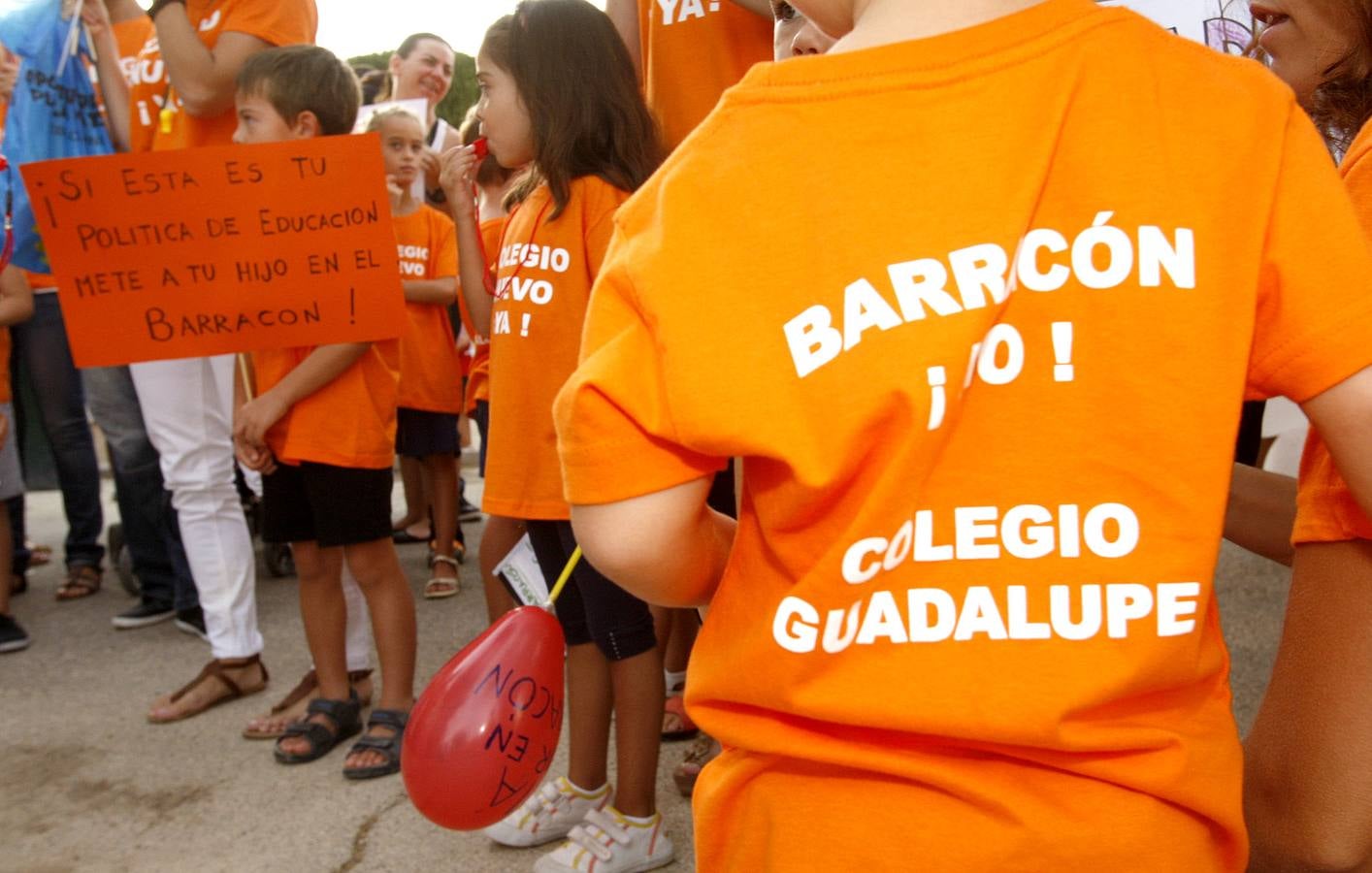 Padres del colegio de Guadalupe cortan la carretera como protesta por los &#039;barracones&#039;