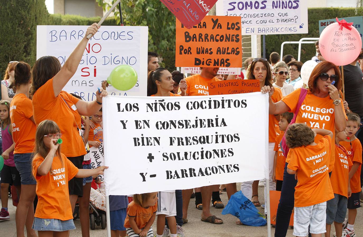 Padres del colegio de Guadalupe cortan la carretera como protesta por los &#039;barracones&#039;