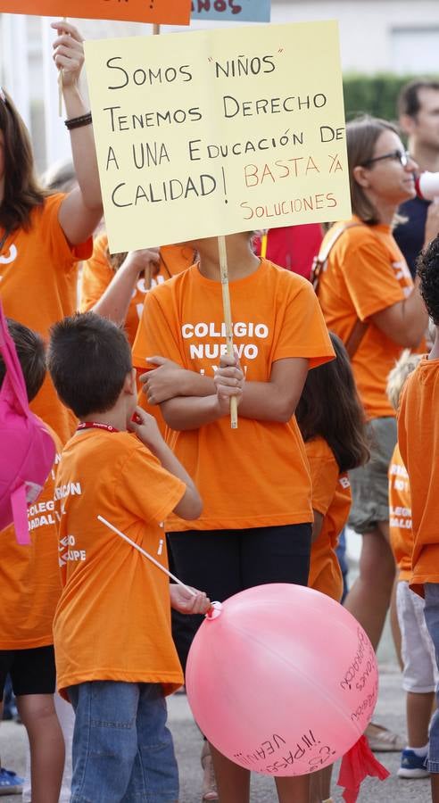 Padres del colegio de Guadalupe cortan la carretera como protesta por los &#039;barracones&#039;