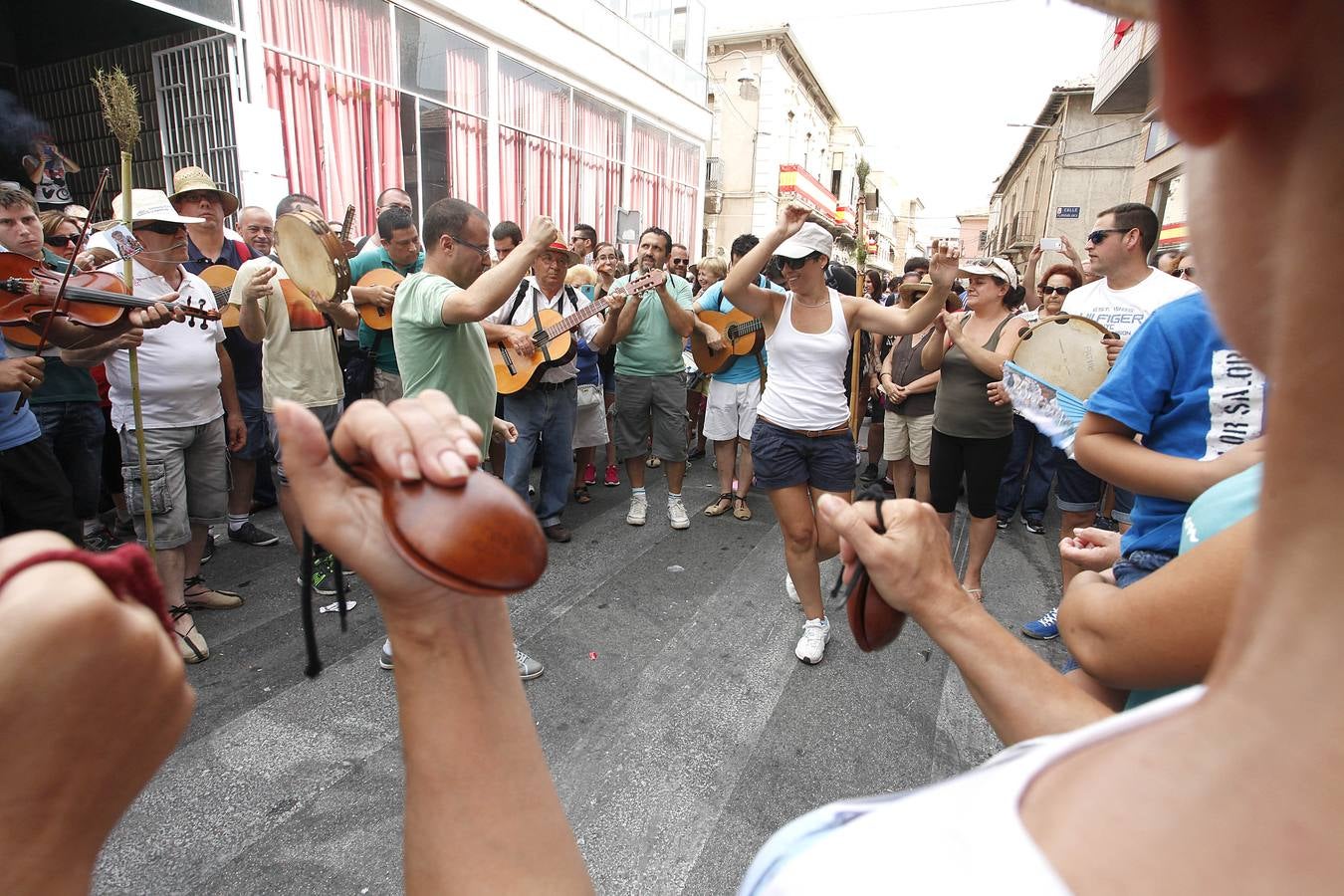 Ambiente de fiesta en el monte por la Romería