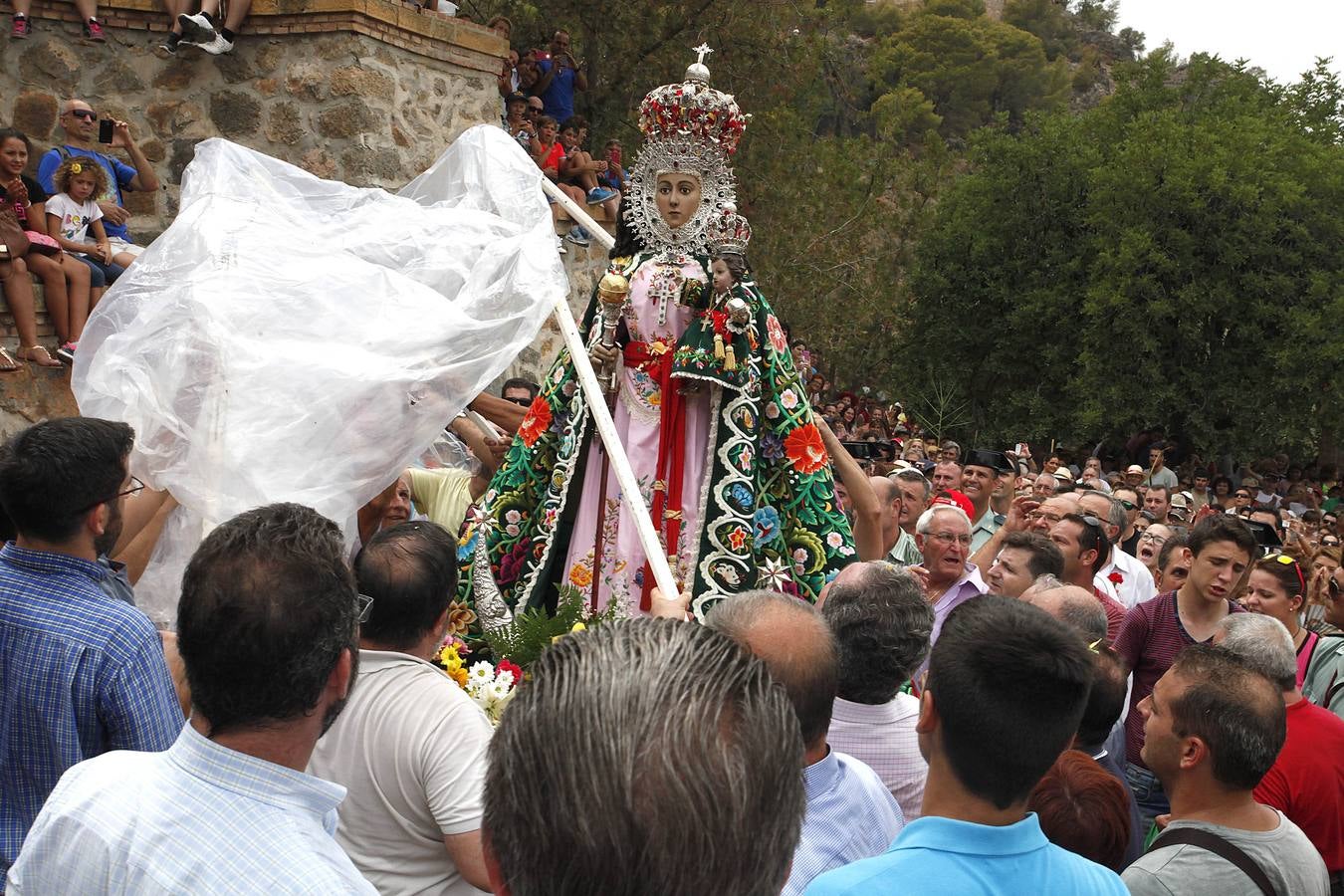 Ambiente de fiesta en el monte por la Romería