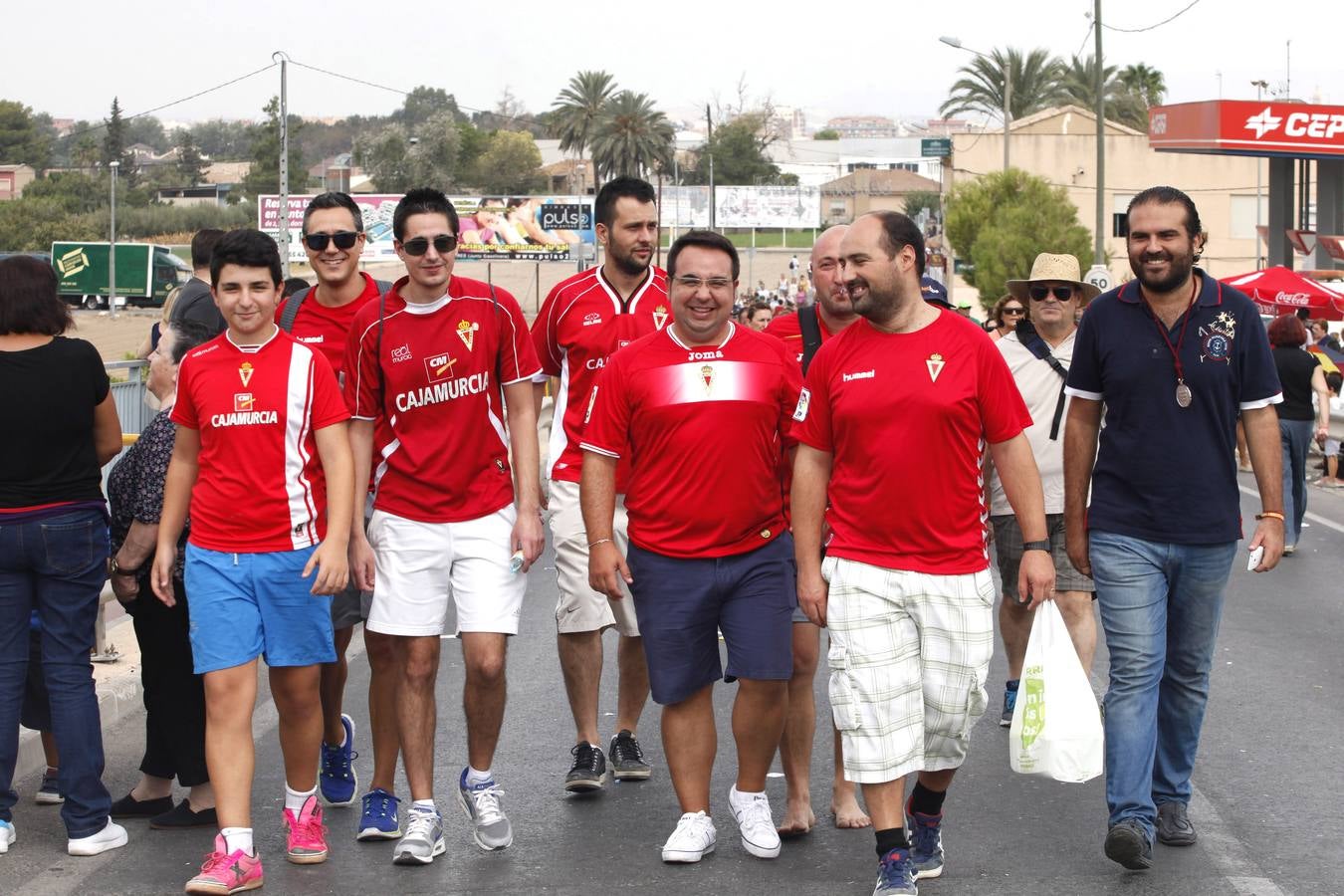 Ambiente de fiesta en el monte por la Romería