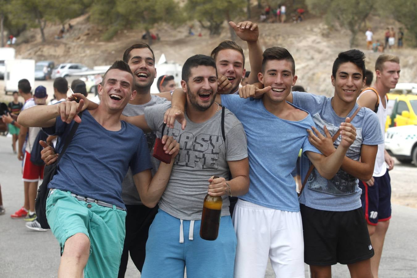 Ambiente de fiesta en el monte por la Romería