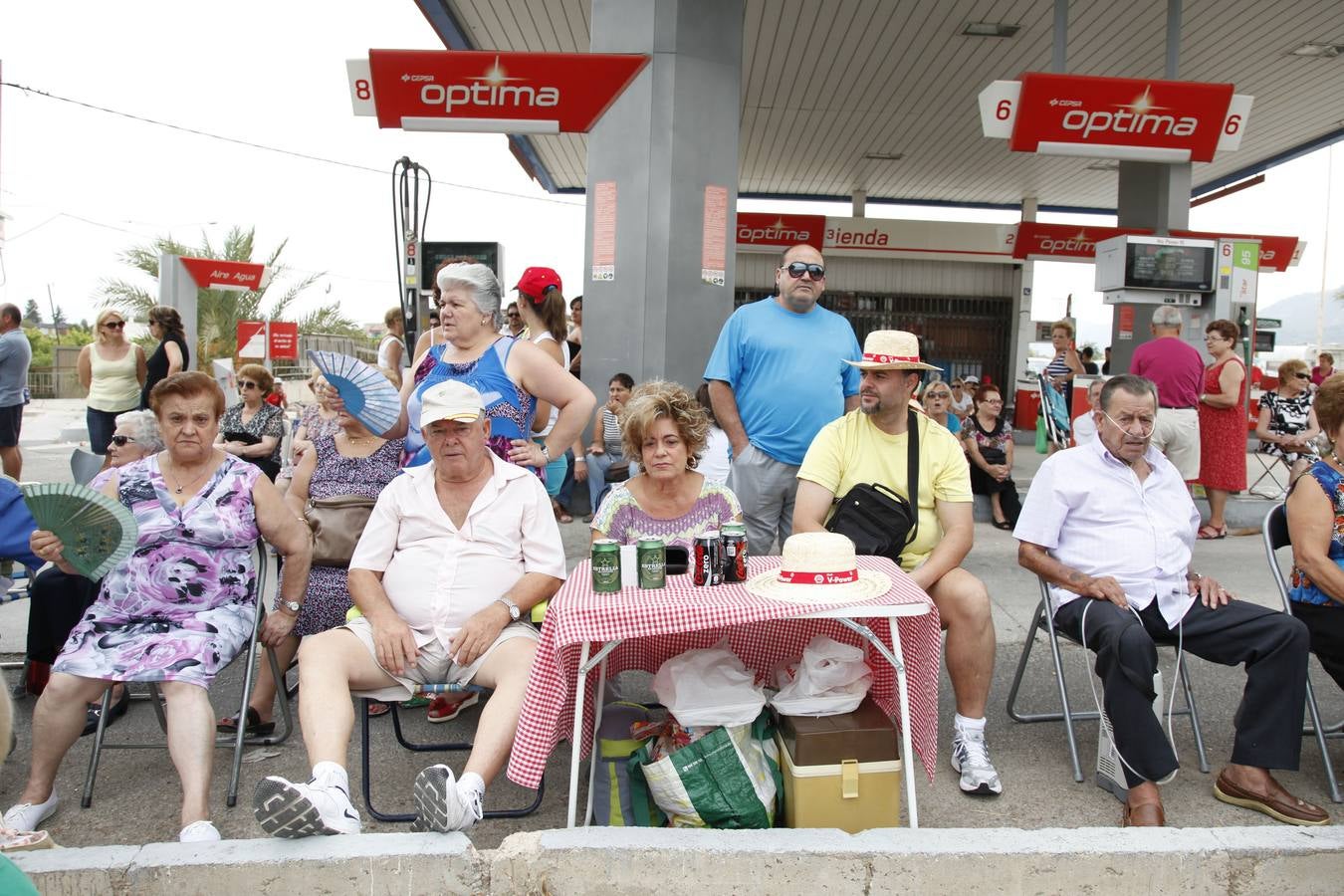 Ambiente de fiesta en el monte por la Romería