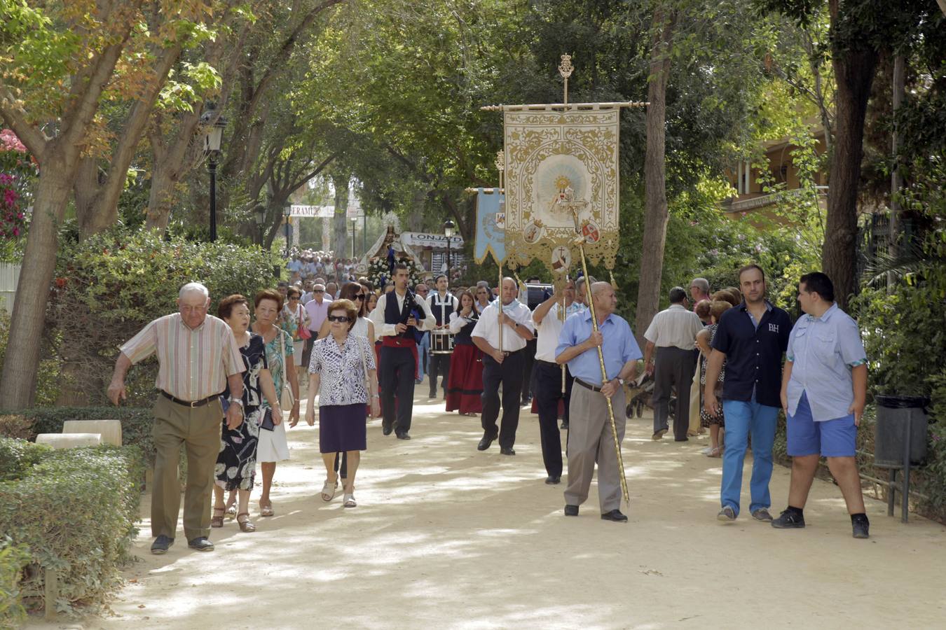 La alamedas se quedan pequeñas para acoger a los fieles de la Virgen de las Huertas