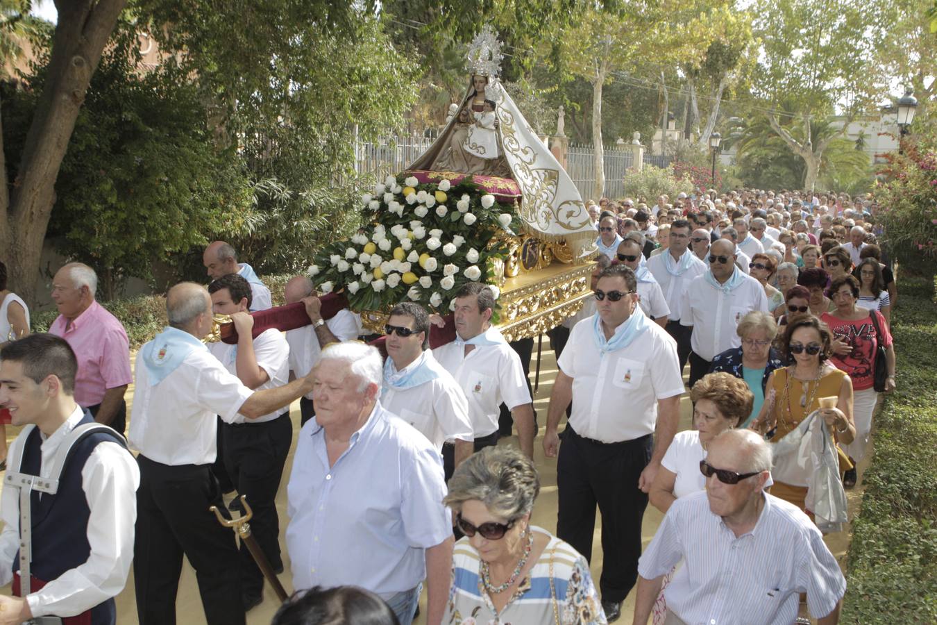 La alamedas se quedan pequeñas para acoger a los fieles de la Virgen de las Huertas