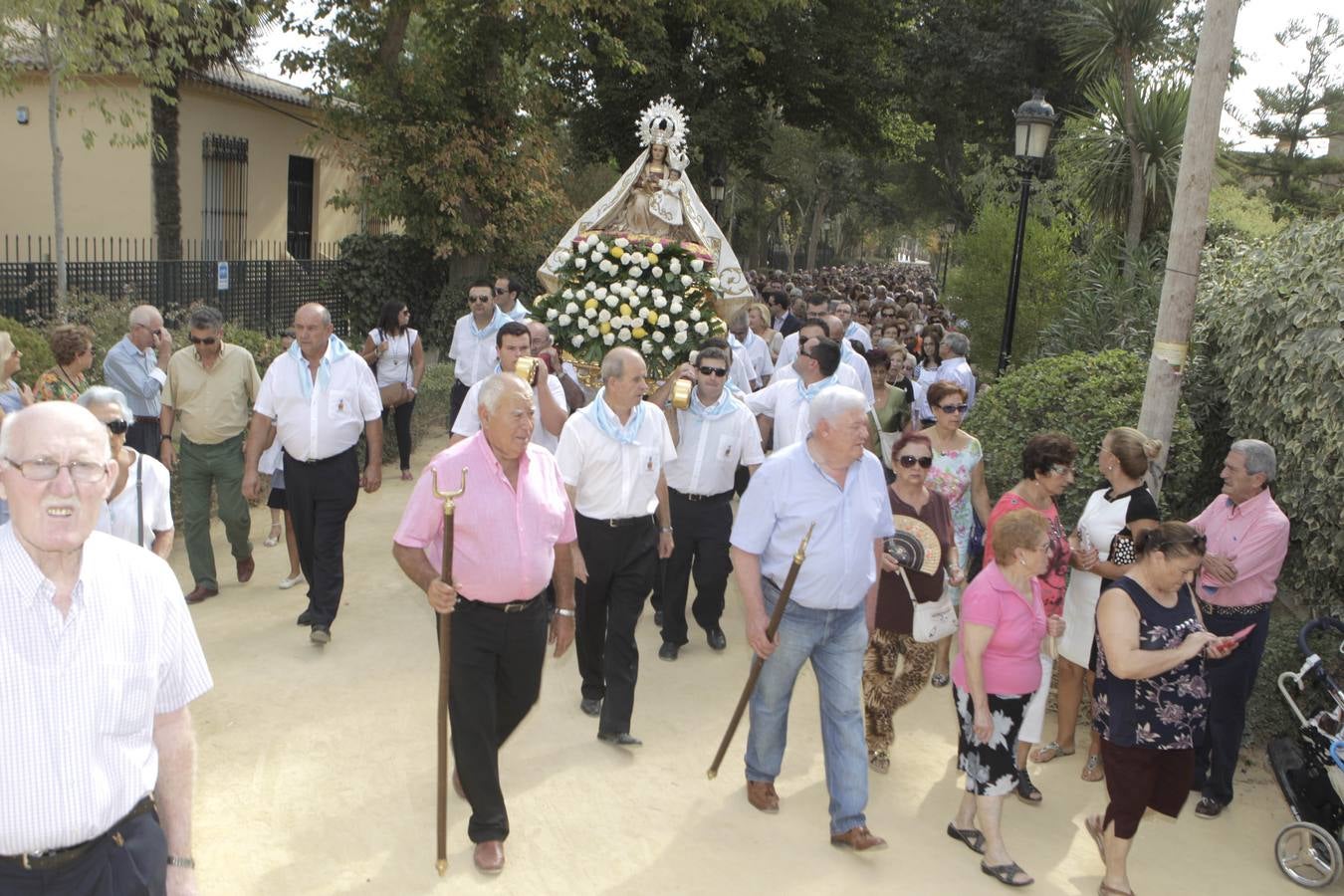 La alamedas se quedan pequeñas para acoger a los fieles de la Virgen de las Huertas