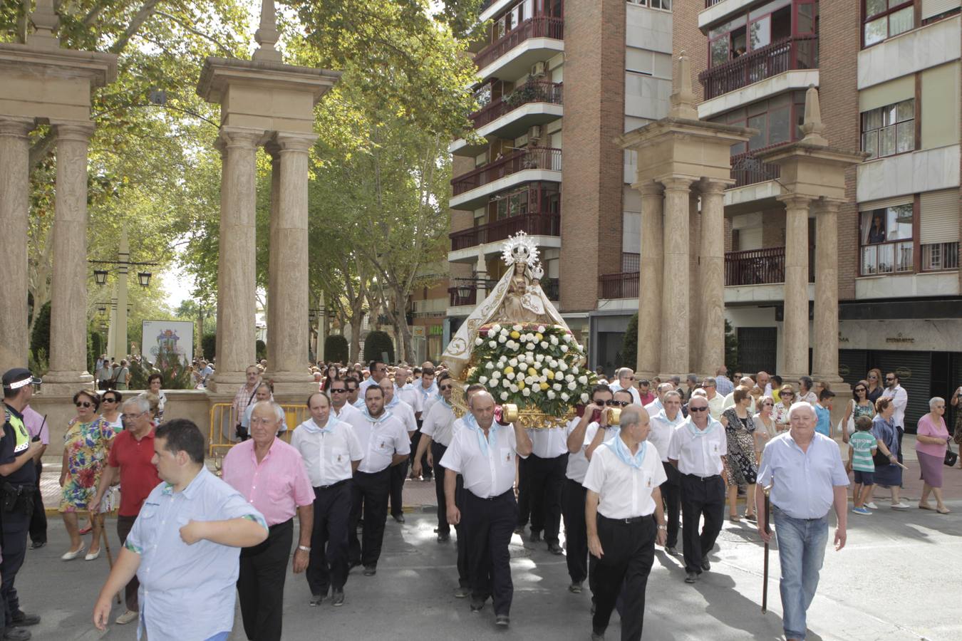 La alamedas se quedan pequeñas para acoger a los fieles de la Virgen de las Huertas