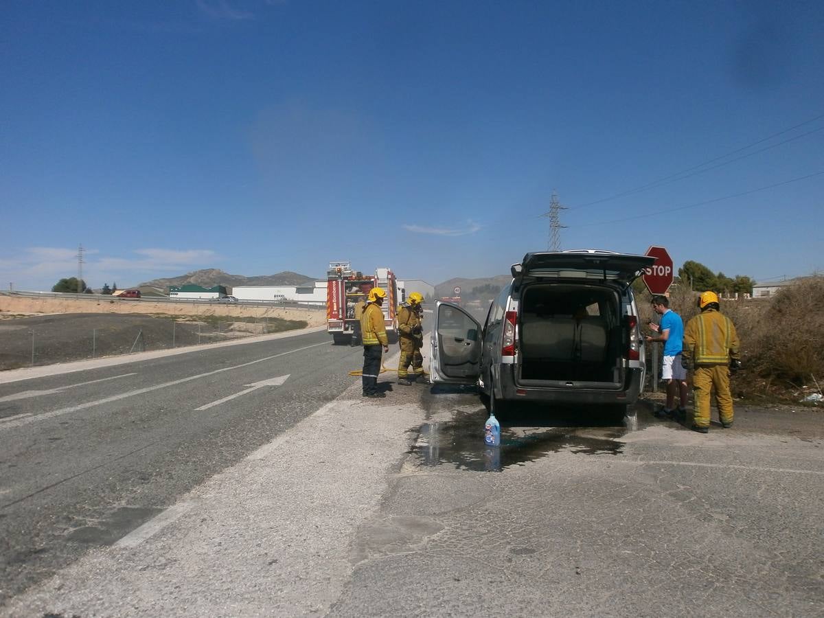 Un furgón que llevaba a un equipo de fútbol sala se incendia en la A-31