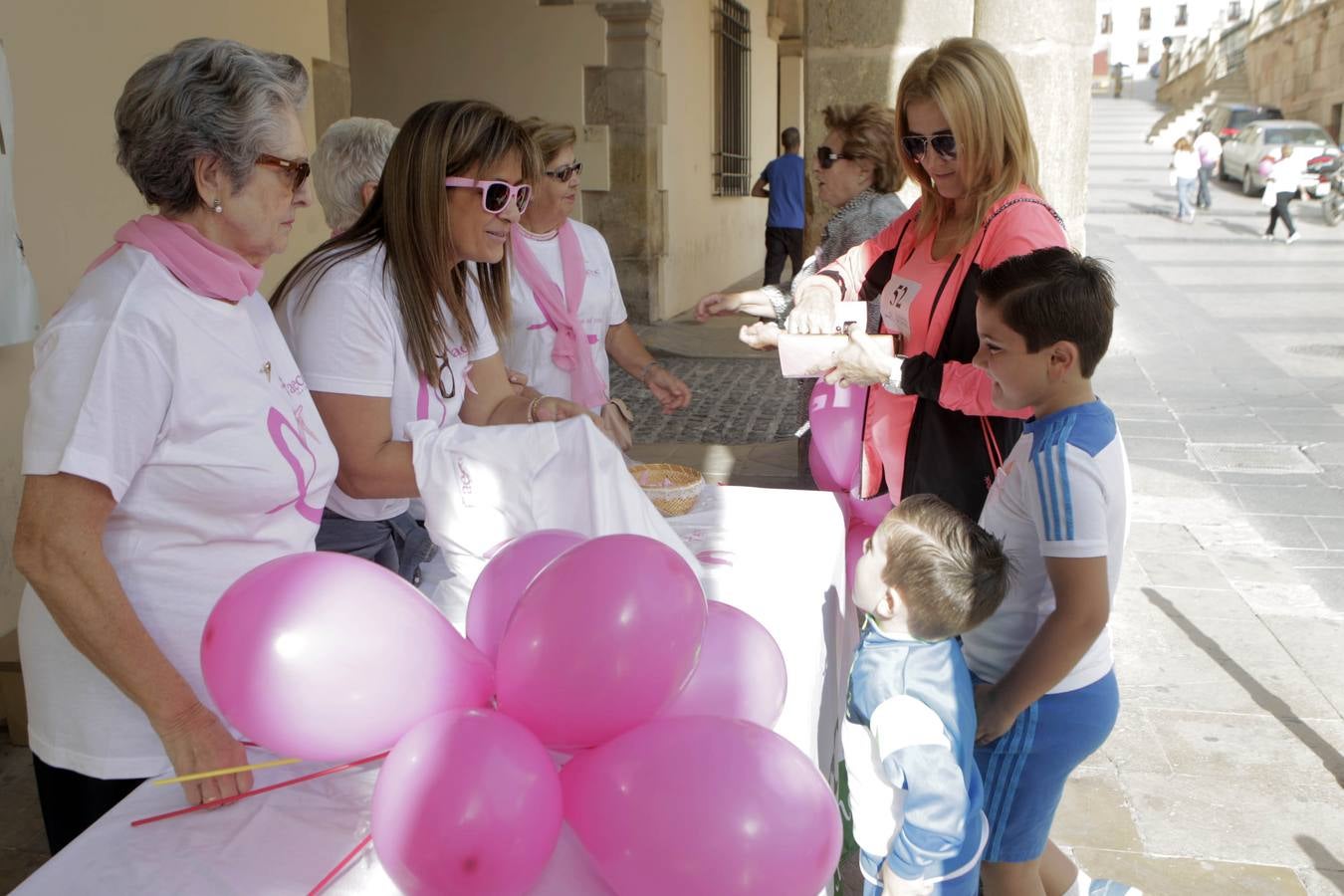 Lorca se viste de rosa contra el cáncer de mama