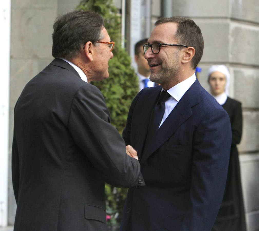 El Embajador de Estados Unidos, James Costos, saluda al presidente de la Fundación Principe de Asturias, Matías Rodríguez Inciarte, a su llegada a la ceremonia de entrega de los Premios Príncipe de Asturias 2014.