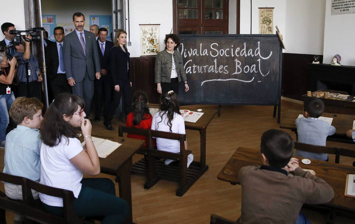 Los reyes Felipe y Letizia visitan las Escuelas Graduadas de Boal.