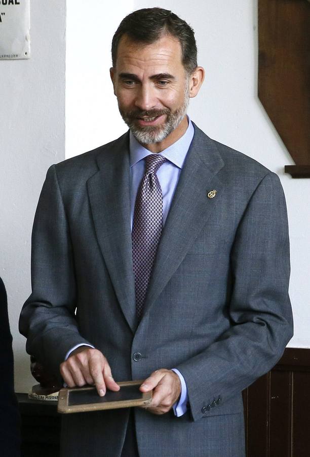 El rey Felipe VI visita las Escuelas Graduadas de Boal.