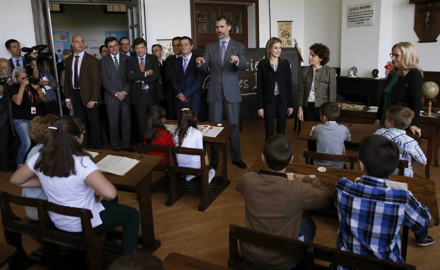 Los reyes Felipe y Letizia visitan las Escuelas Graduadas de Boal.