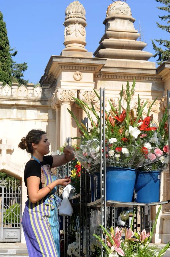 Flores en el cementerio de Nuestro Padre Jesús