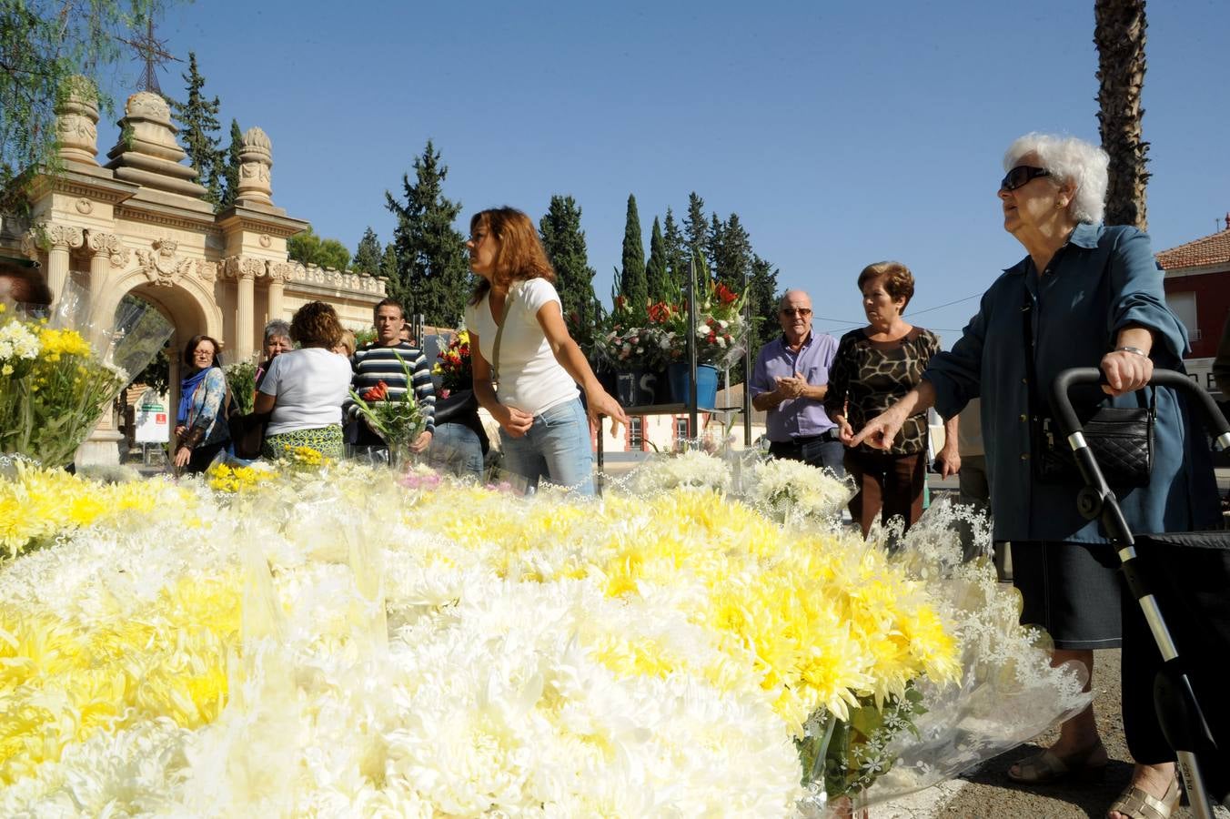 Flores en el cementerio de Nuestro Padre Jesús