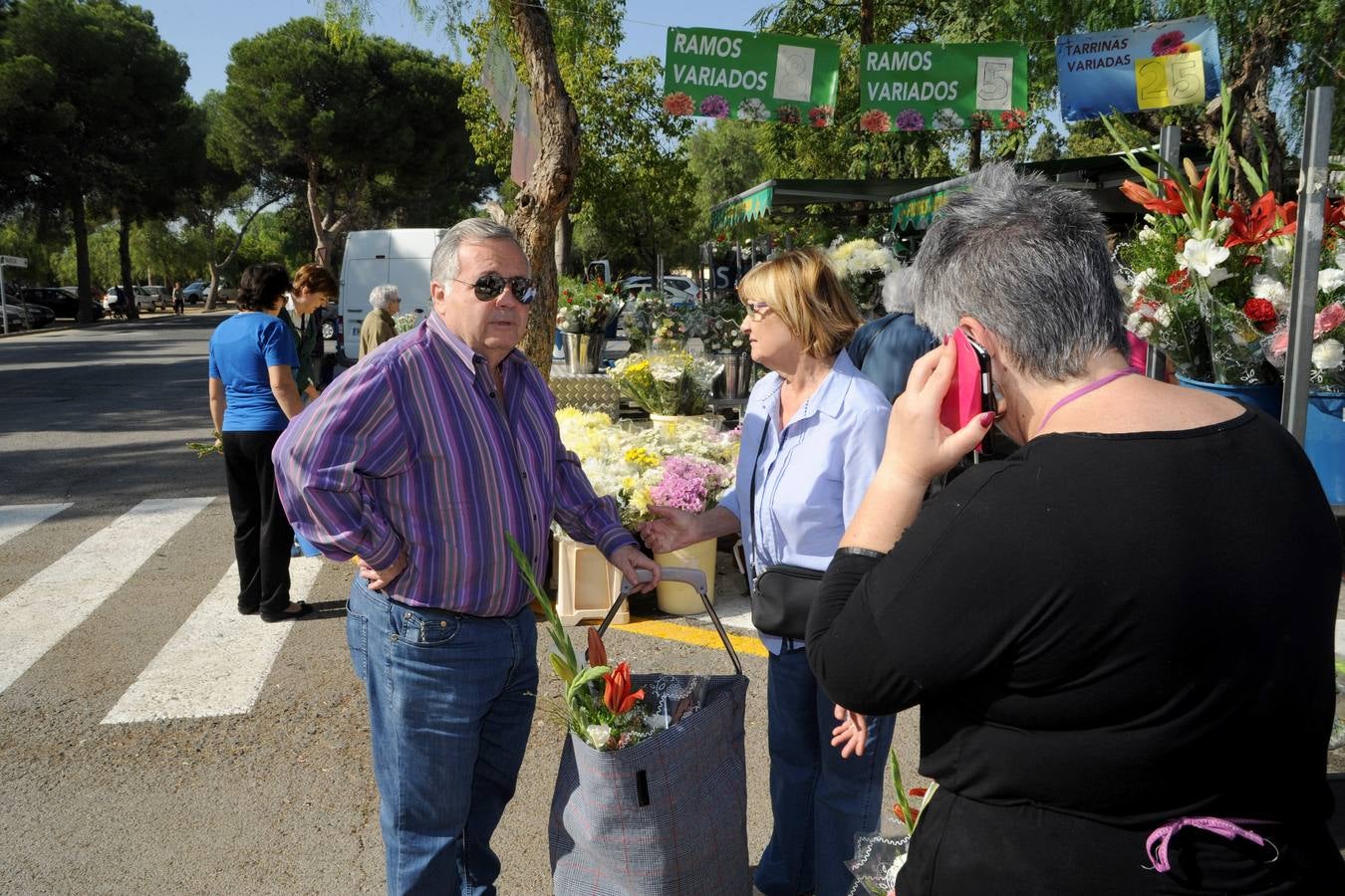 Flores en el cementerio de Nuestro Padre Jesús