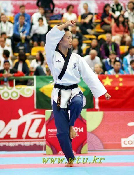 La alicantina Laura Kim revalida el título mundial de Taekwondo