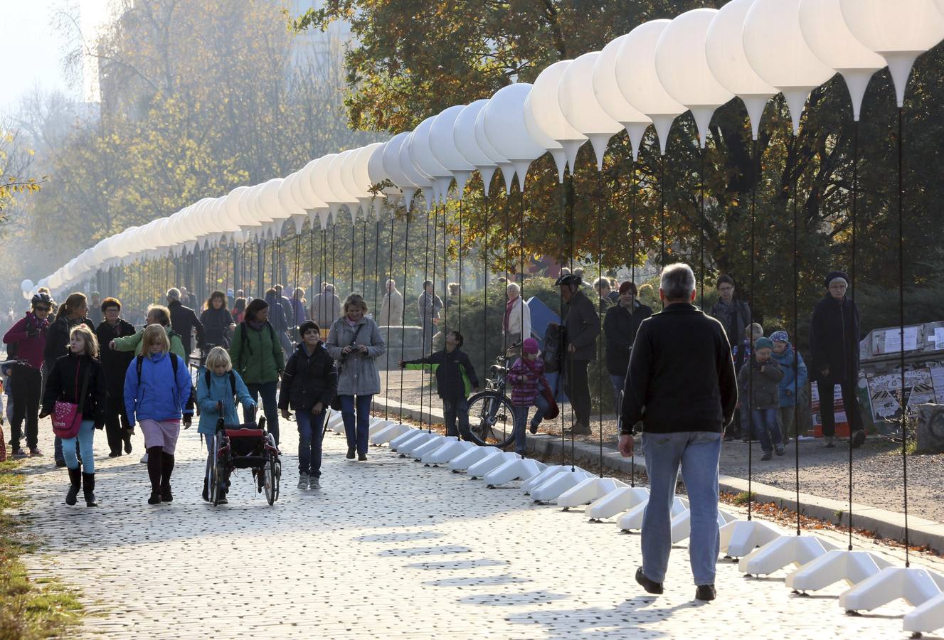 7.000 globos iluminan el recorrido del muro de Berlín