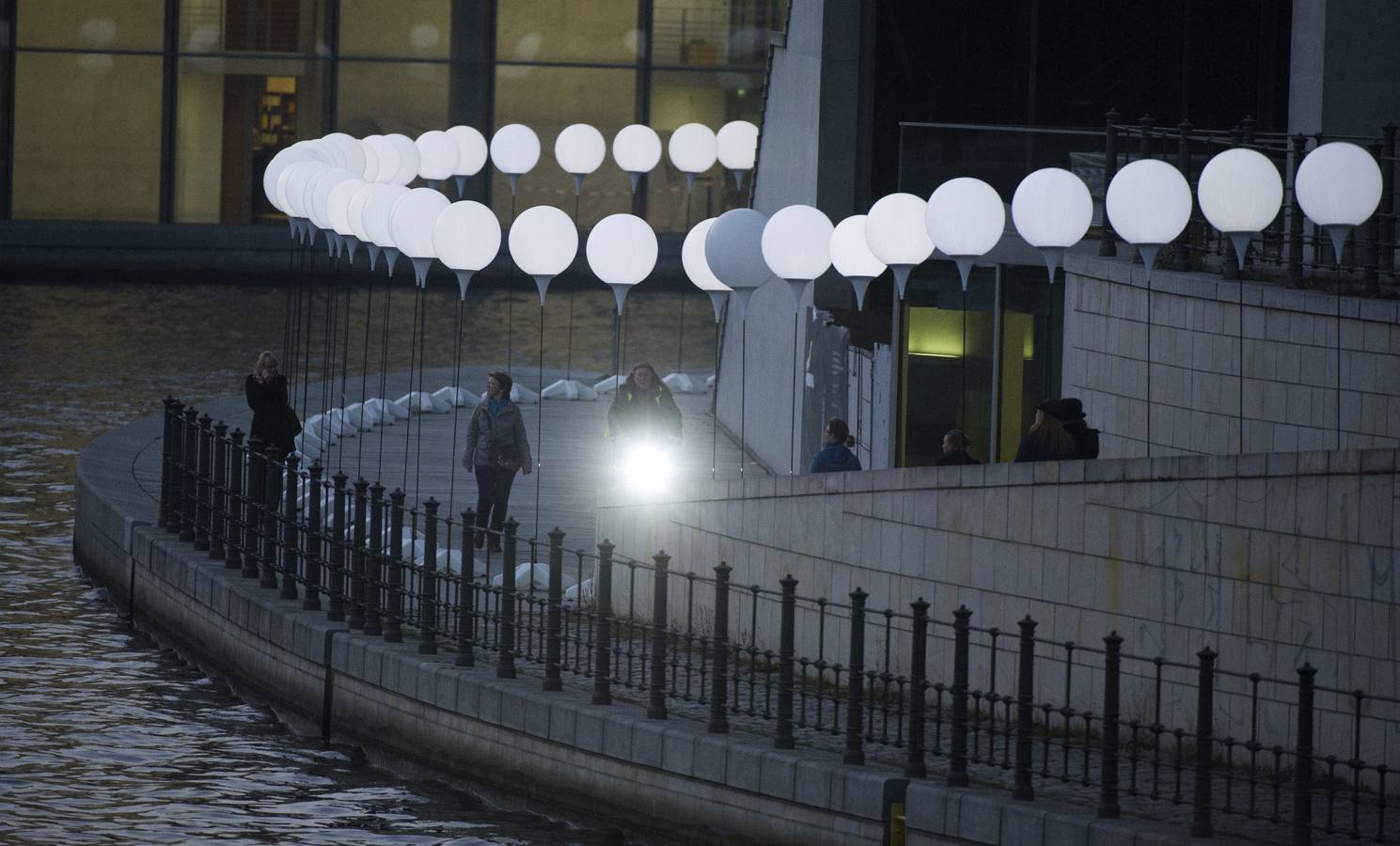 7.000 globos iluminan el recorrido del muro de Berlín