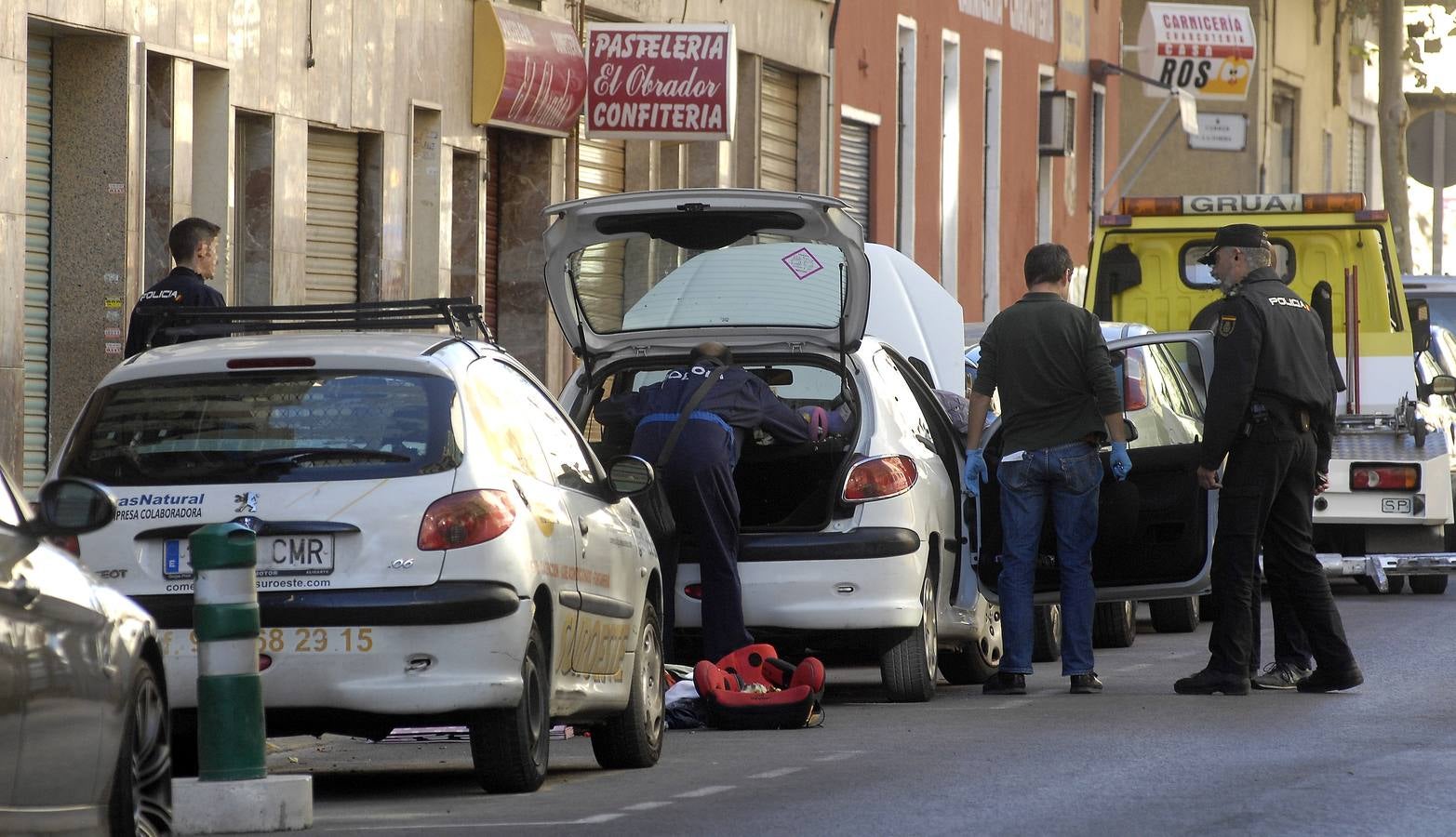 Una mujer herida tras explotar un artefacto en su coche