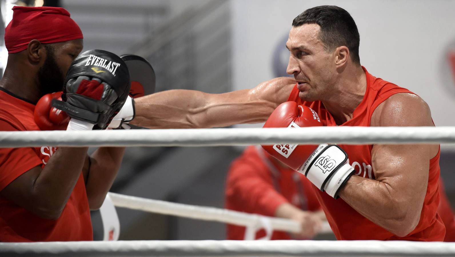 Shannon Briggs presenta el combate entre Vladimir Klitschko y Kubrat Pulev