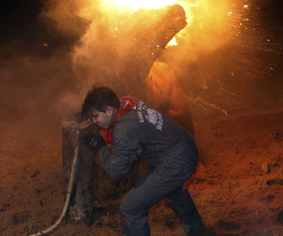 Agentes desalojan a los antitaurinos de la celebración del Toro de Júbilo en Medinaceli