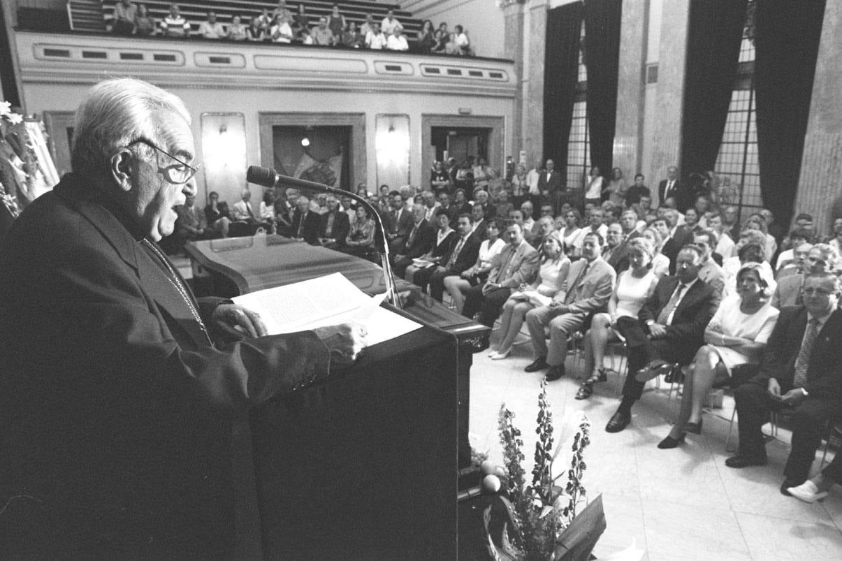El entonces obispo de Cartagena leyendo el pregón de la Feria de Septiembre en el salón de actos del Ayuntamiento.