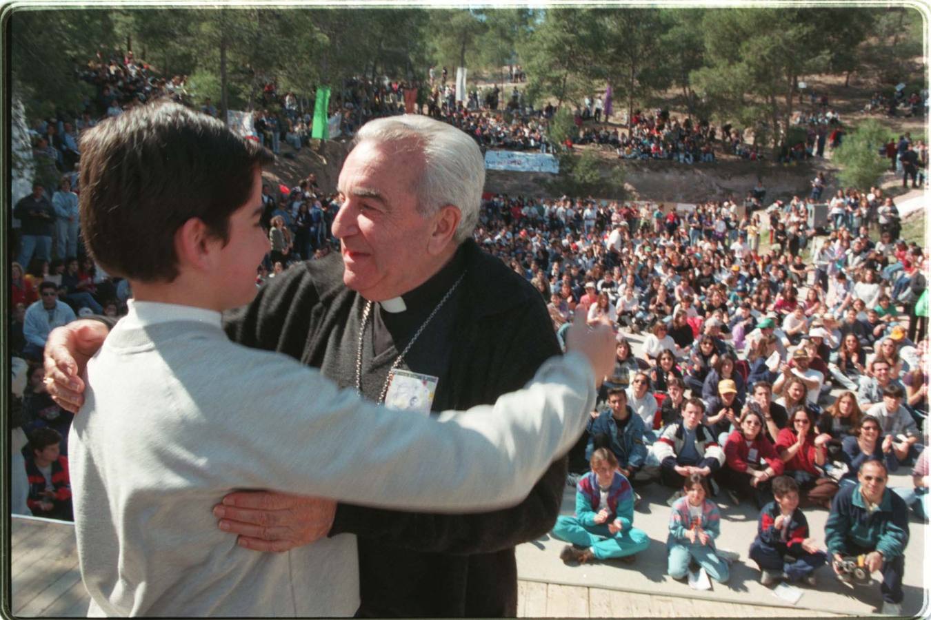 Javier Azagra abraza a un joven durante el XX Encuentro Diocesano de Jóvenes.