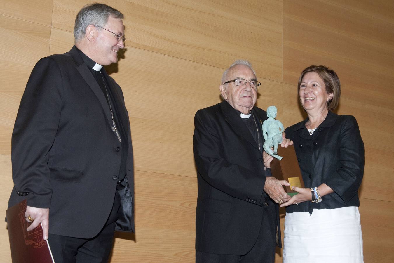 La Consejería de Sanidad y Política Social entraga al obispo emérito monseñor Javier Azagra el premio honorífico Mayor de la Región de Murcia 2011.