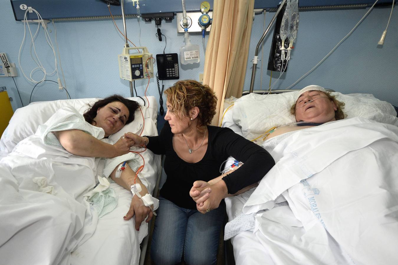 (10-11-2014) Las hermanas Campos en el Hospital Morales Meseguer tras el accidente del autobús en la venta del olivo.