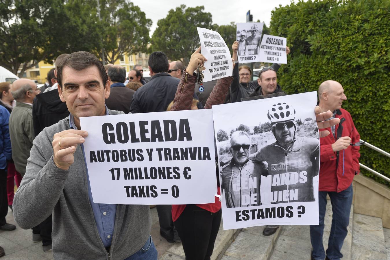 (12-11-2014) Protestas de los taxistas en la puerta del Ayuntamiento de Murcia por la subida de las tasas