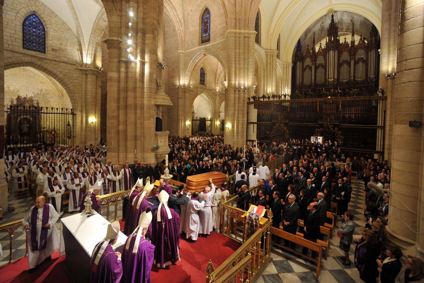 Multitudinario adiós al obispo Javier Azagra