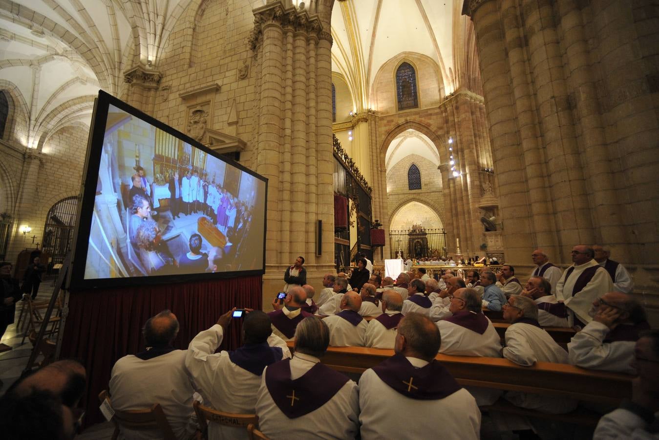 Multitudinario adiós al obispo Javier Azagra