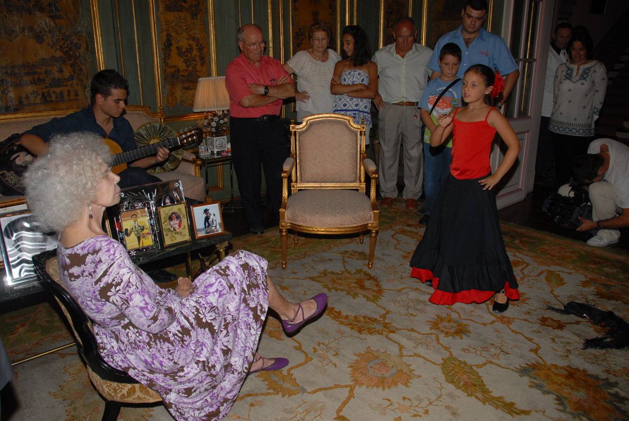 Una representación de la Peña Melón de Oro visitó a la duquesa de Alba, en el Palacio de Liria en Madrid.