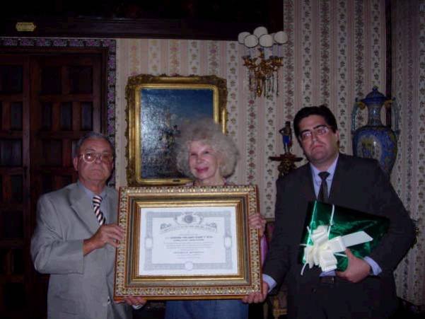 Nombramiento en Sevilla como Presidenta Honorífica del Círculo Taurino de Blanca para Cayetana Fitz-James en 2005. La duquesa de Alba posa junto a Pedro Molina Miñano, presidente, y José Luis Molina, secretario.