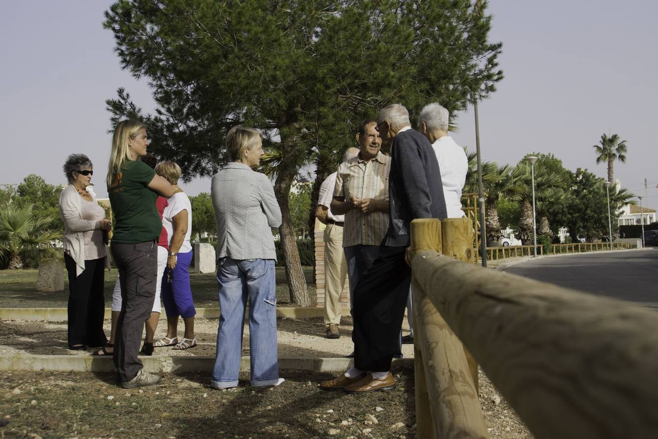 Vecinos en el parque rehabilitado de Villamartín