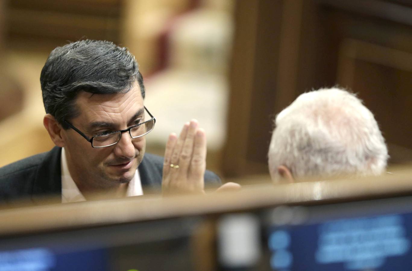 El portavoz de la Izquierda Plural, José Luis Centella, conversa con el ministro de Asuntos Exteriores, José Manuel García-Margallo.