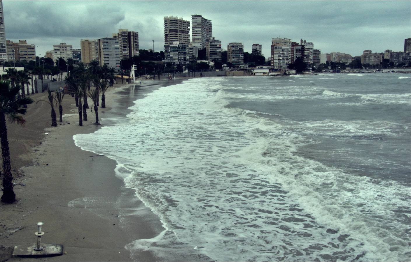 El temporal marítimo devora la playa de la Albufereta en Alicante