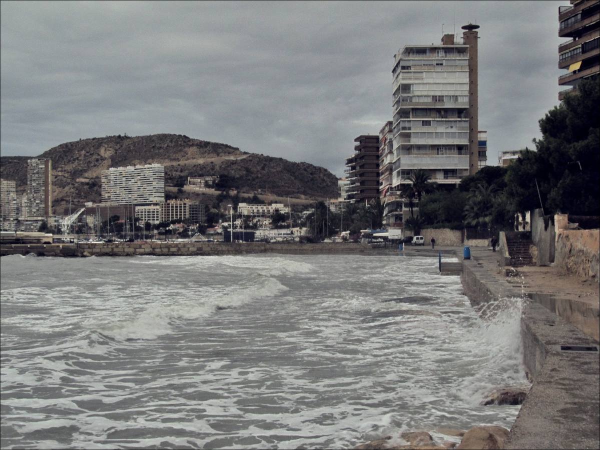 El temporal marítimo devora la playa de la Albufereta en Alicante