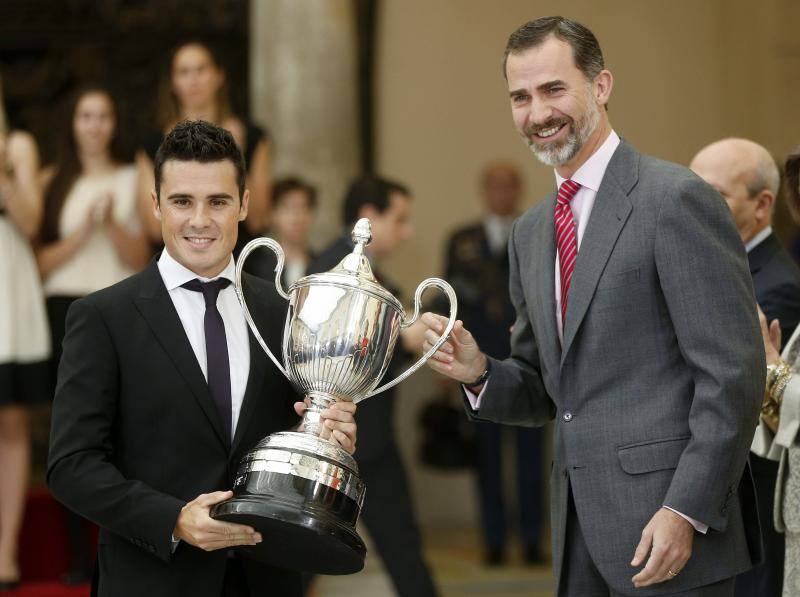 El triatleta Javier Gómez Noya recibe de manos del Rey Felipe VI el Premio don Felipe de Borbón.