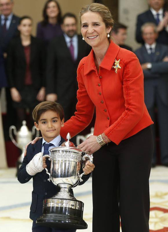 Alejandro Rodríguez Macías, el niño canario que separó a un árbirtro y a su monitor en el partido de fútbol de prebenjamines Unión Viera-Barrio Atlántico, recibiendo el Premio Infanta de España de manos de la infanta Elena.