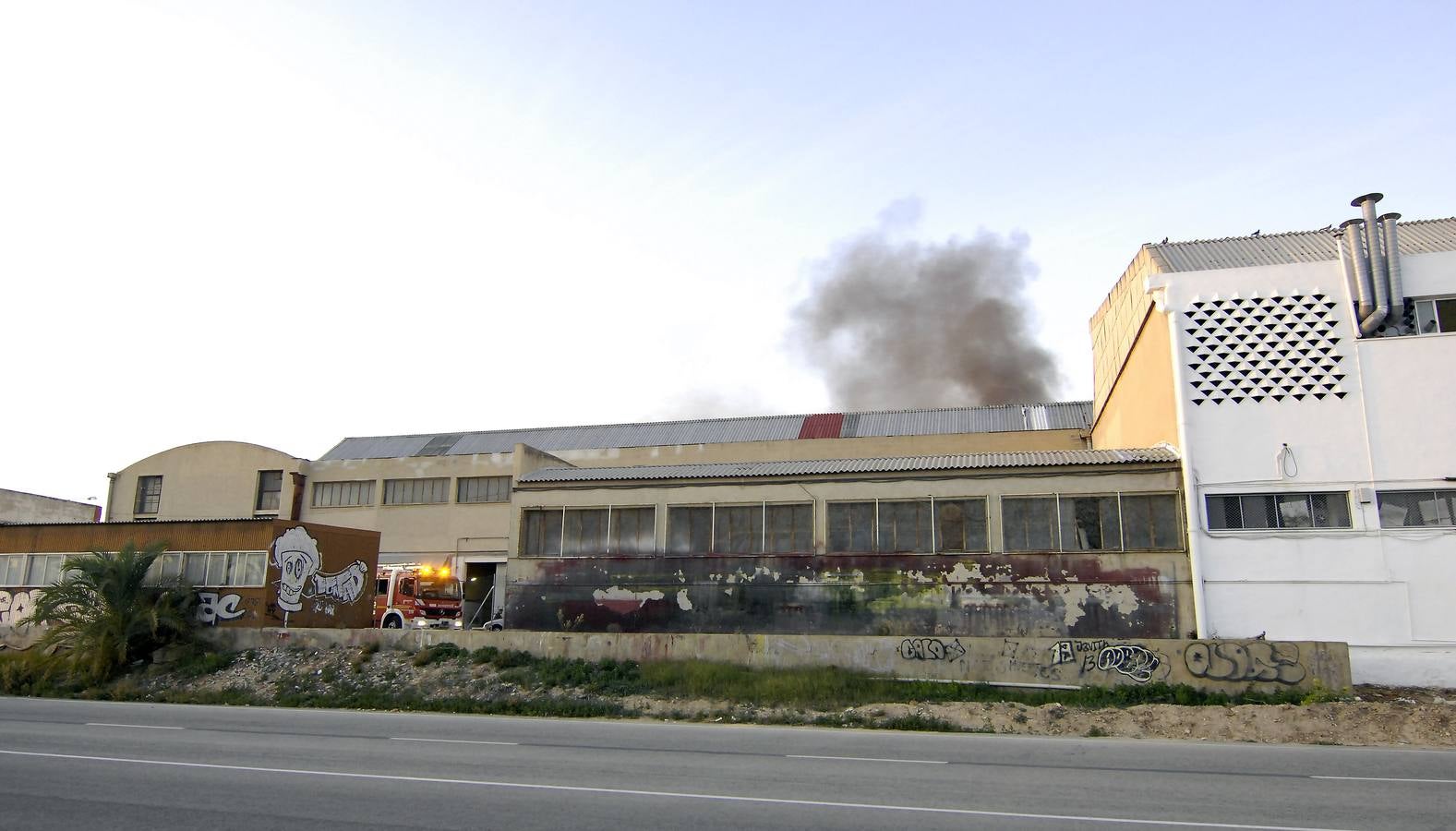 Incendio en una nave junto al Travalón