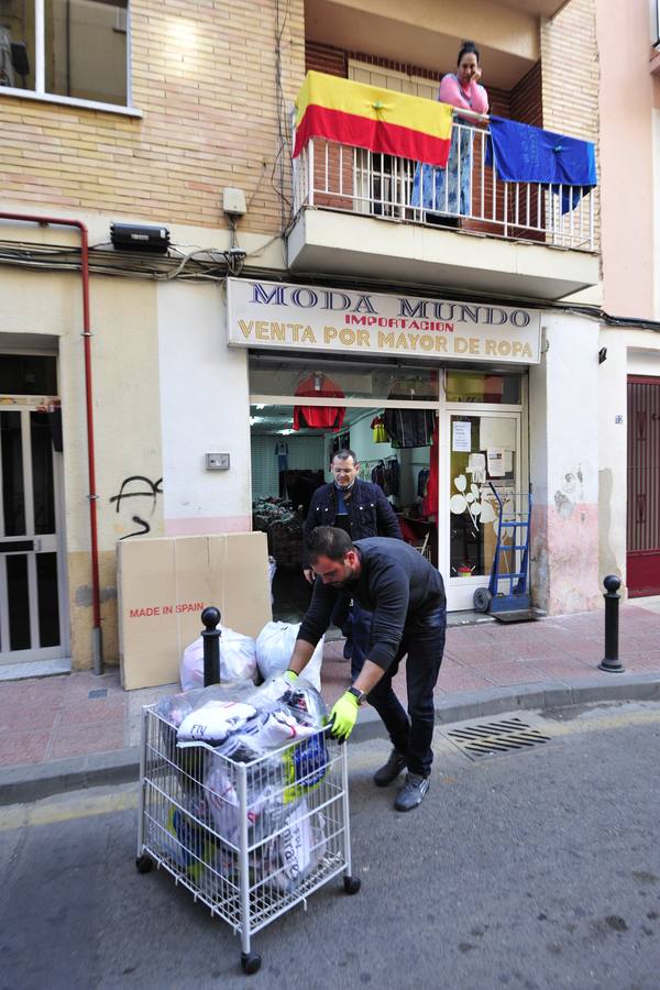 Momento de una de las redadas llevadas a cabo en las tiendas de ropa de San Antolin (09-12-2014).